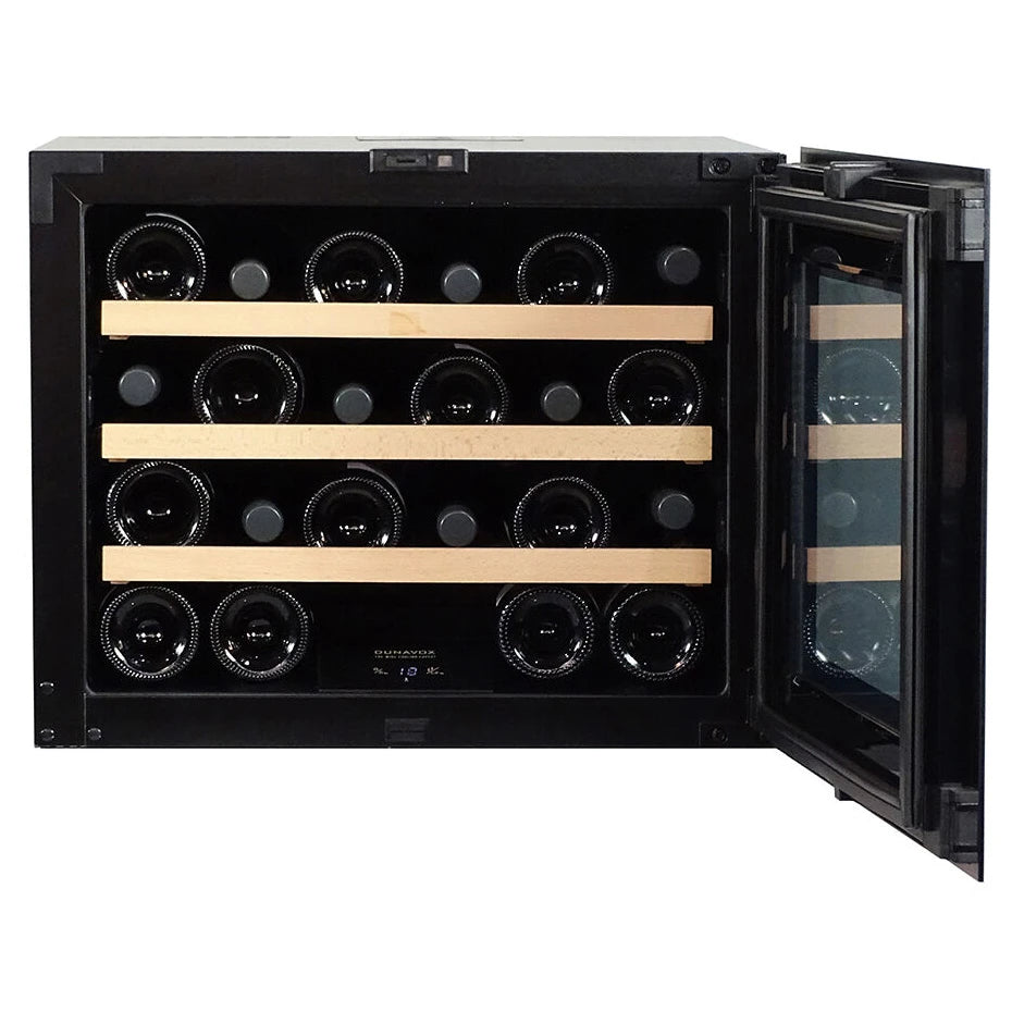 Dunavox Balance-24 Weinkühlschrank, Glastür seitlich geöffnet, vollbeladene Holzregale, Einbau-Modell schwarzes Gehäuse