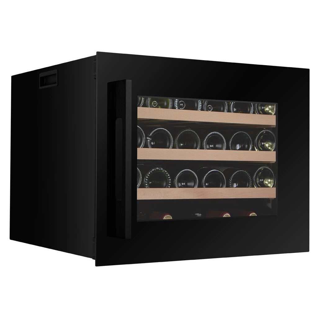 Dunavox Joy-24 Unterbau-Weinkühlschrank in Schwarz, Schrägansicht mit geschlossener Glasfront und beladenen Holzregalen