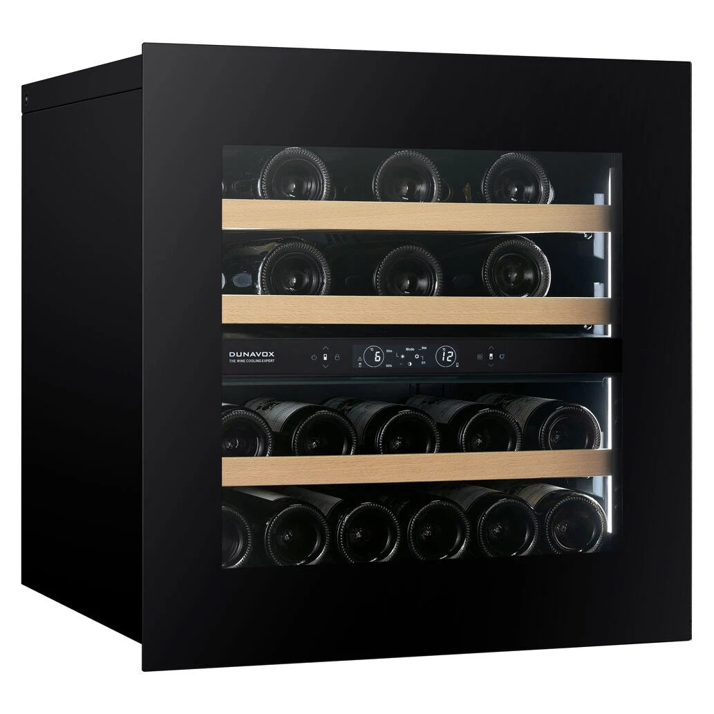 Dunavox Horizon-25 Black Weinkühlschrank, Schrägansicht mit offener Tür, Holzregalen, Weinflaschen und Zwei-Zonen-Display