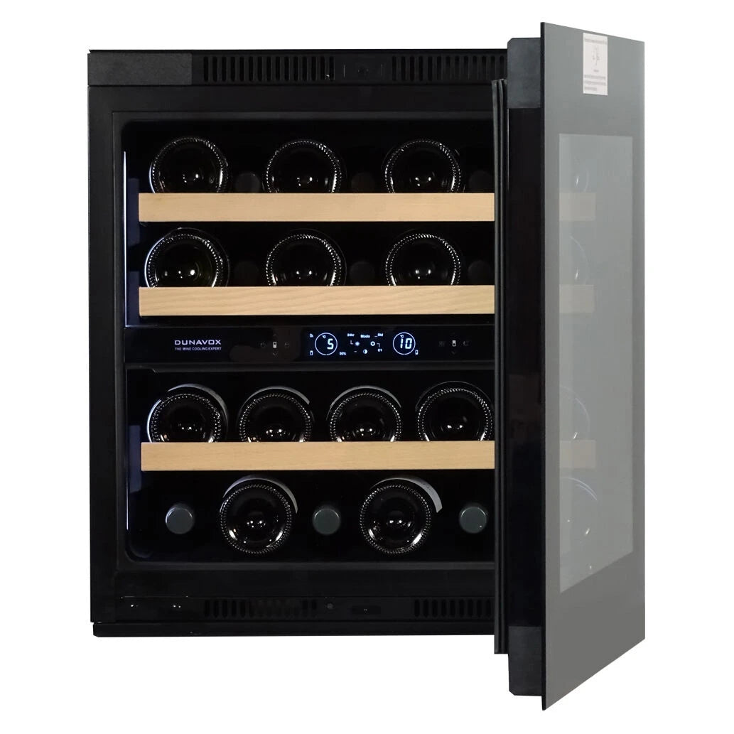 Dunavox Horizon-25 Black Weinkühlschrank, Frontansicht mit geöffneter Tür, Holzregalen und Zwei-Zonen-Temperaturregler