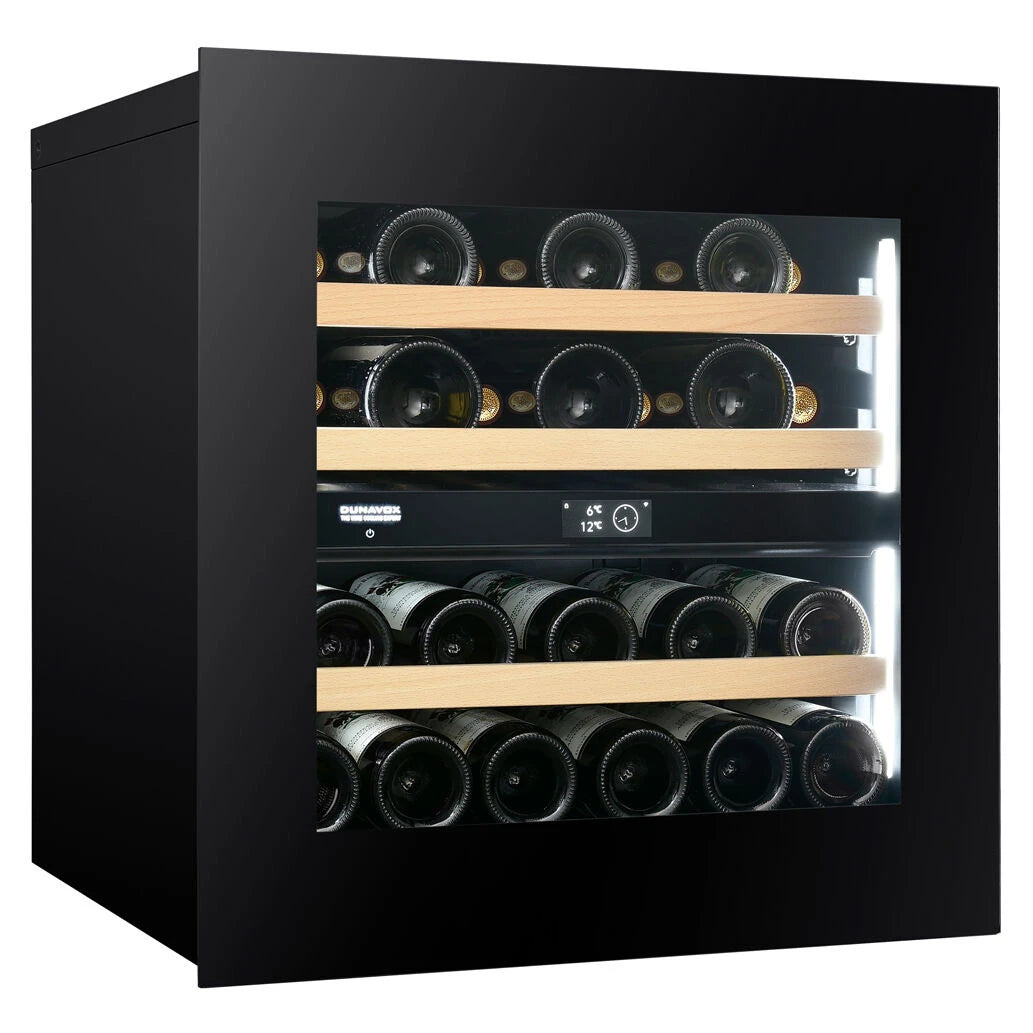Dunavox Noble-25 Weinkühlschrank, Schrägansicht mit geöffneter Glastür, schwarzem Gehäuse, Holzregalen und LED-Licht