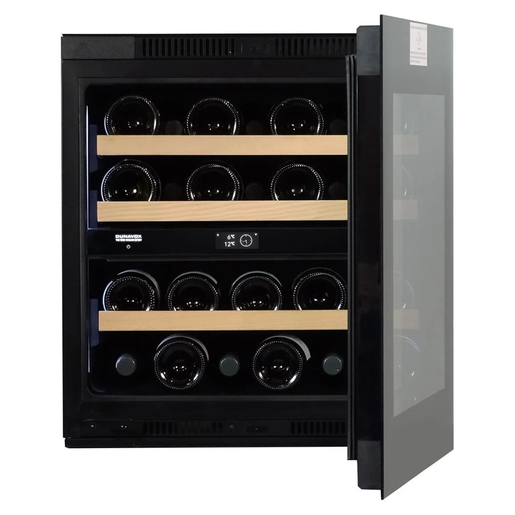 Dunavox Noble-25 Weinkühlschrank freistehend, Frontansicht mit geöffneter Glastür, Holzregalen und zwei Temperaturzonen