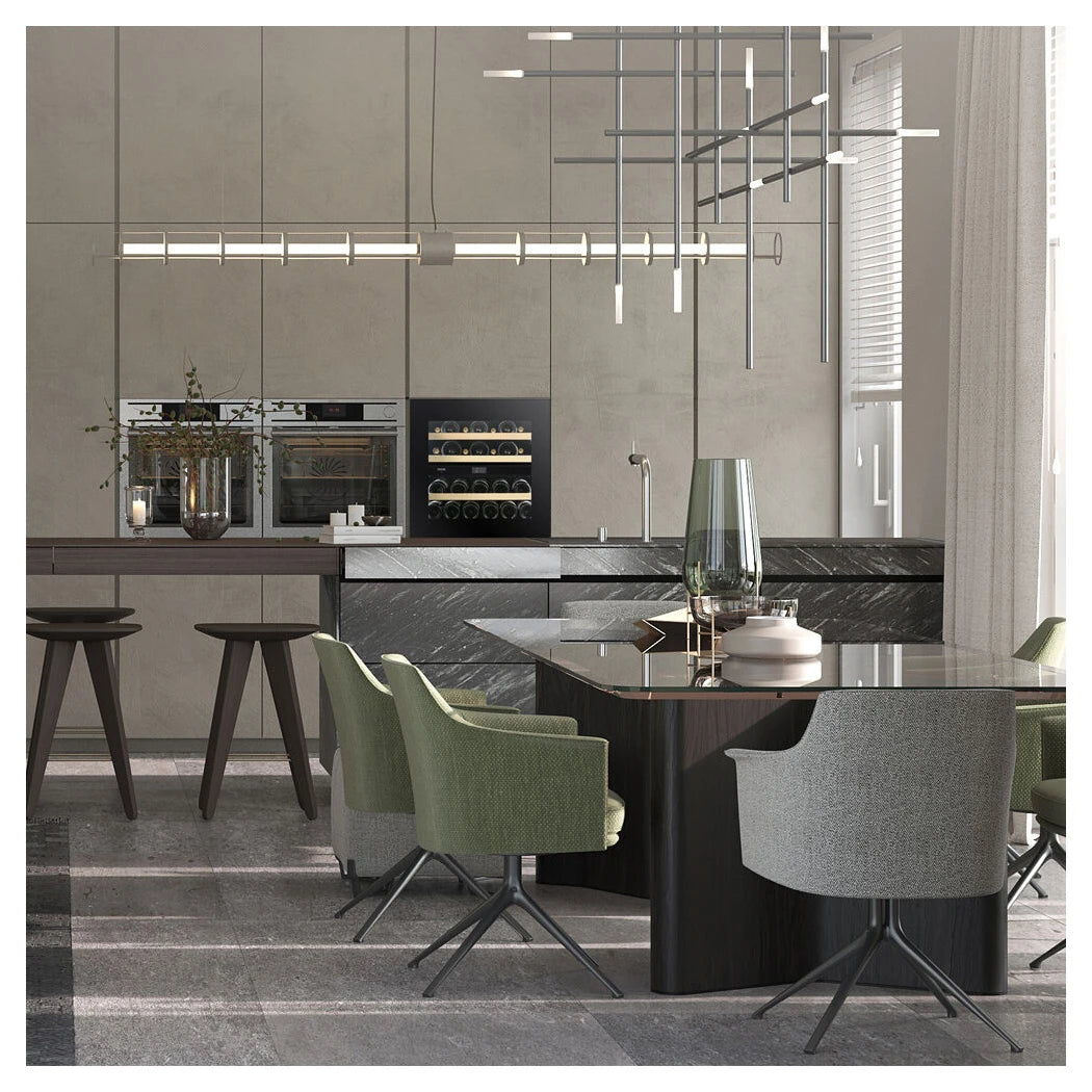 Dunavox Noble-25 Weinkühlschrank eingebaut in eleganter Designküche mit Pendelleuchten und Steinarbeitsplatte