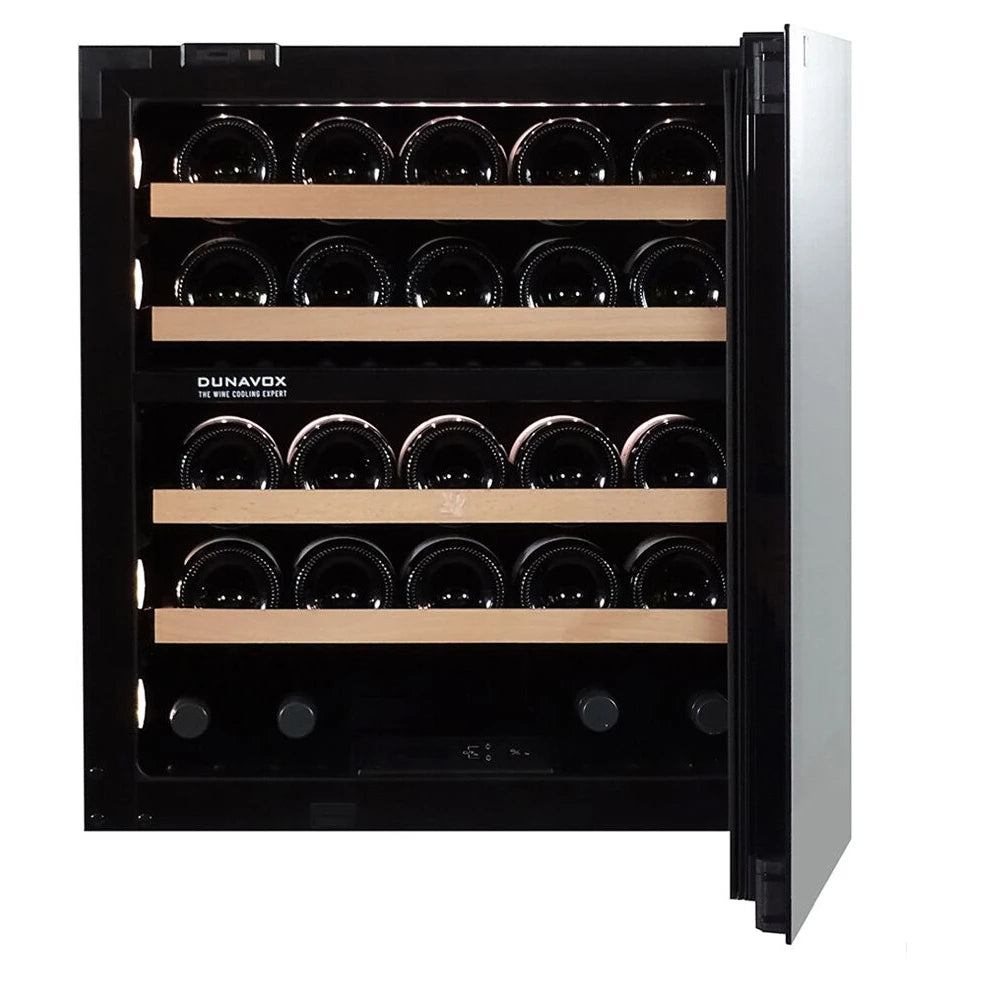 Dunavox Balance-26 Weinkühlschrank mit geöffneter Glastür, vollbeladene Holzregale mit Weinflaschen in beiden Temperaturzonen