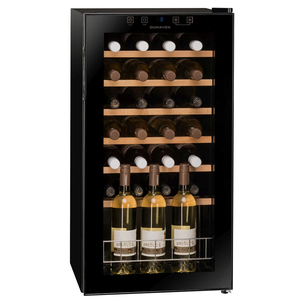 Dunavox Home-28 Weinkühlschrank mit beladener Einzelzone, mehrere Holzregale mit Weißweinflaschen und LED-Touch-Display