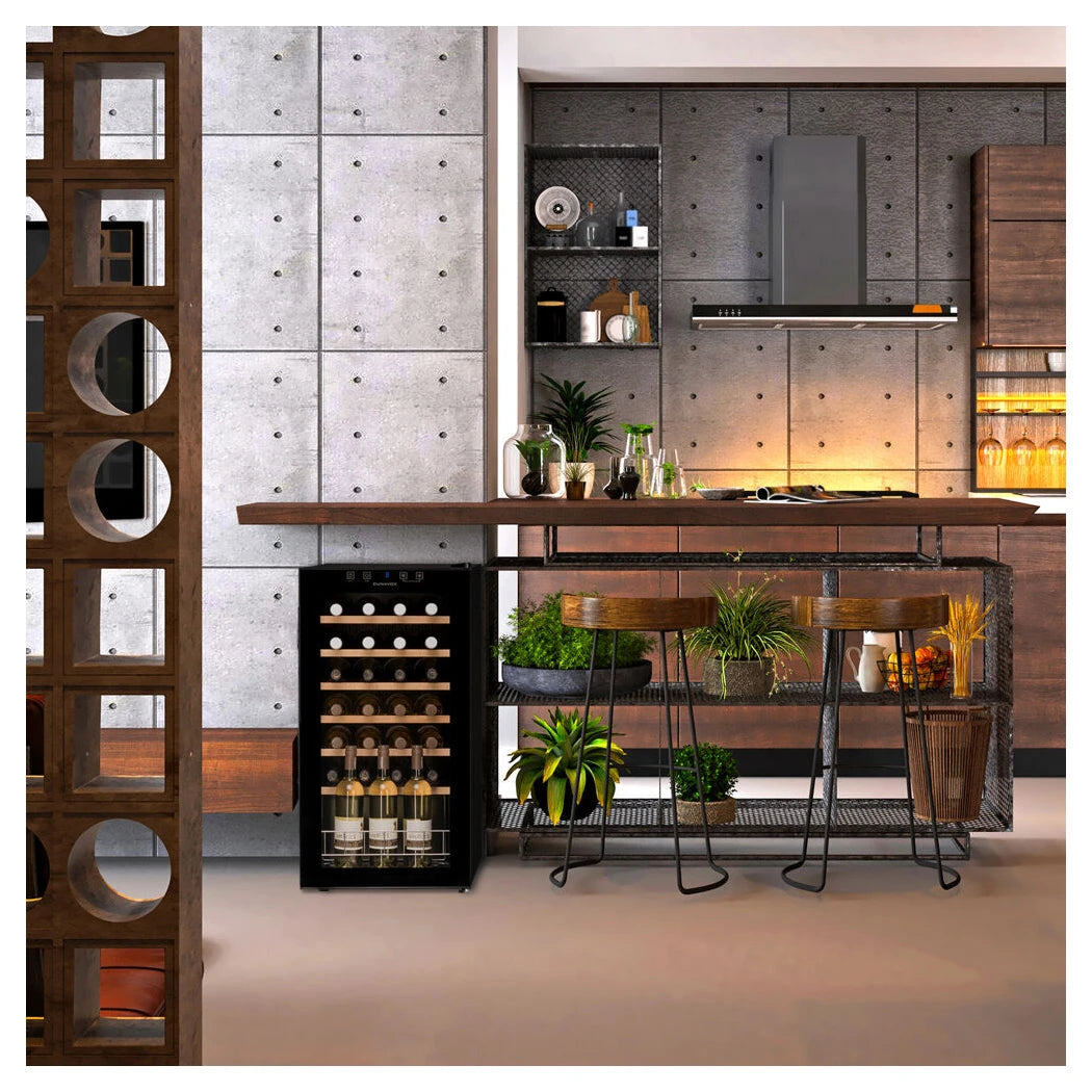 Dunavox Home-28 Weinkühlschrank in minimalistischer Küche mit Barhocker neben schwarzem Wandpaneel und Steinboden