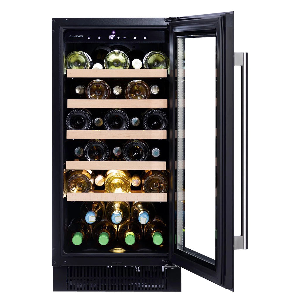 Dunavox Flow-32 Black Weinkühlschrank mit geöffneter Tür, Holzregalen und Weinflaschen, digitales Bedienpanel oben