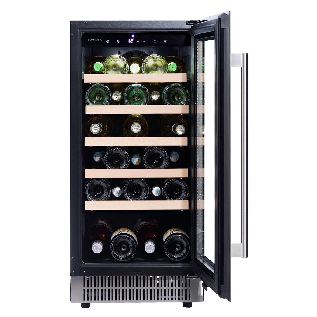 Dunavox Flow-32 Stainless Weinkühlschrank mit weit geöffneter Glastür, Holzregalen und befüllten Weinflaschen im Innenraum