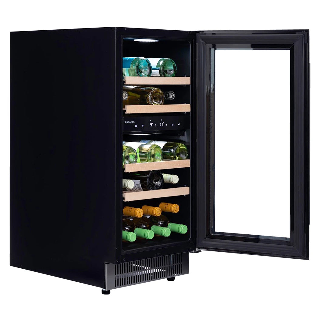Dunavox Flow-32D Black Weinkühlschrank mit weit geöffneter Tür, zwei Zonen mit Weiß- und Rotweinen auf Holzregalen