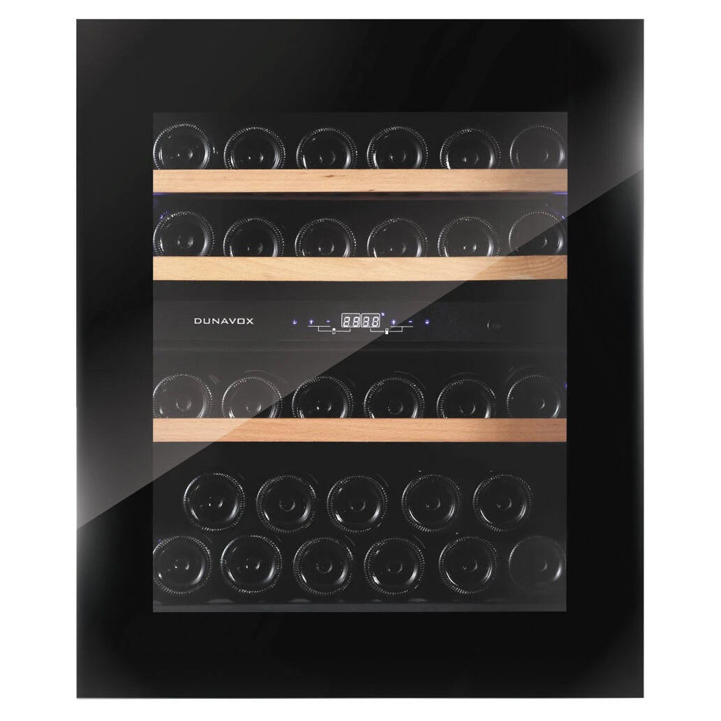 Dunavox Horizon-32.TO Black Weinkühlschrank, Innenansicht mit Holzregalen, Weinflaschen und digitalem Bedienfeld