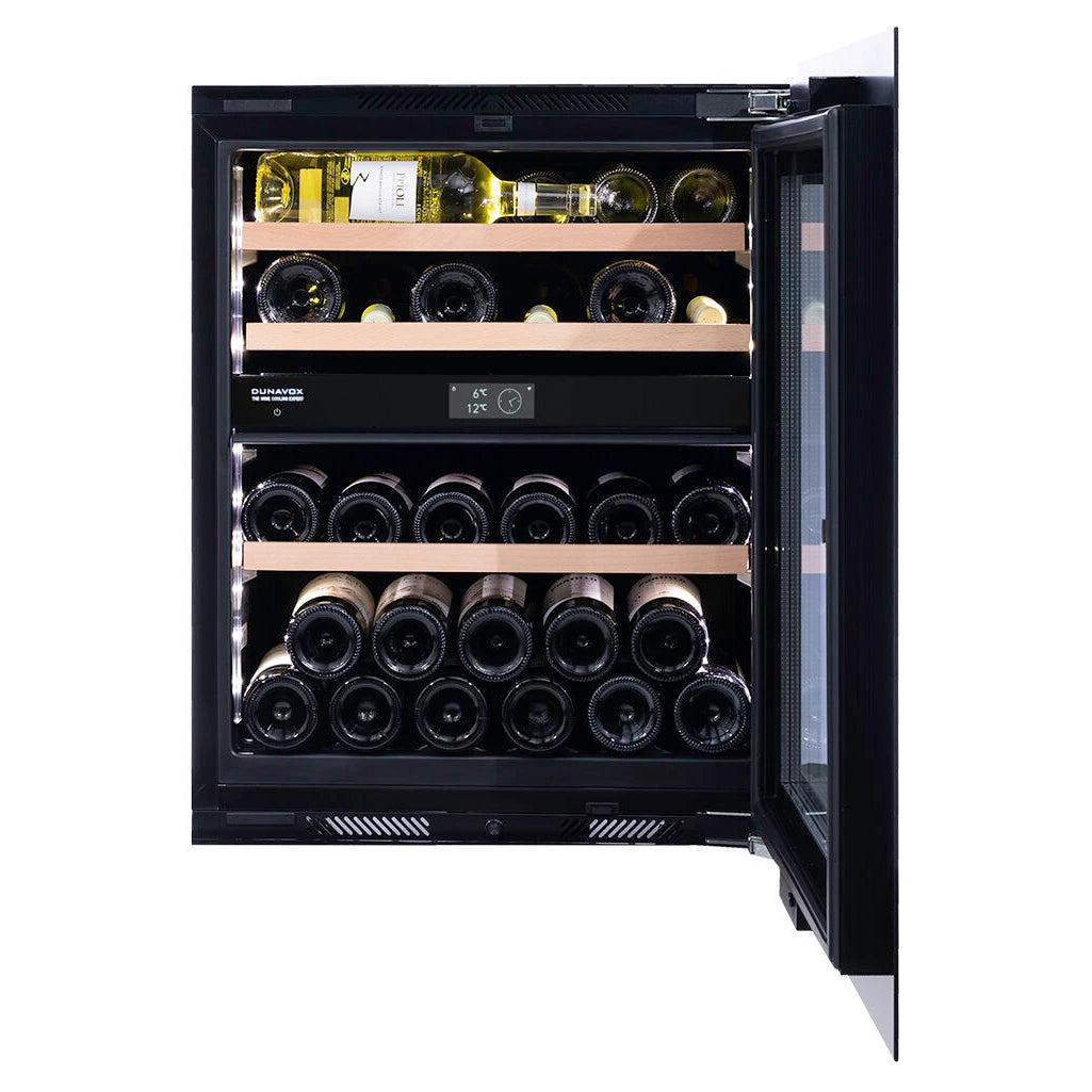 Dunavox Noble-32 Weinkühlschrank mit geöffneter Tür, zwei Temperaturzonen, Holzregalen und weißem und rotem Weinflaschen