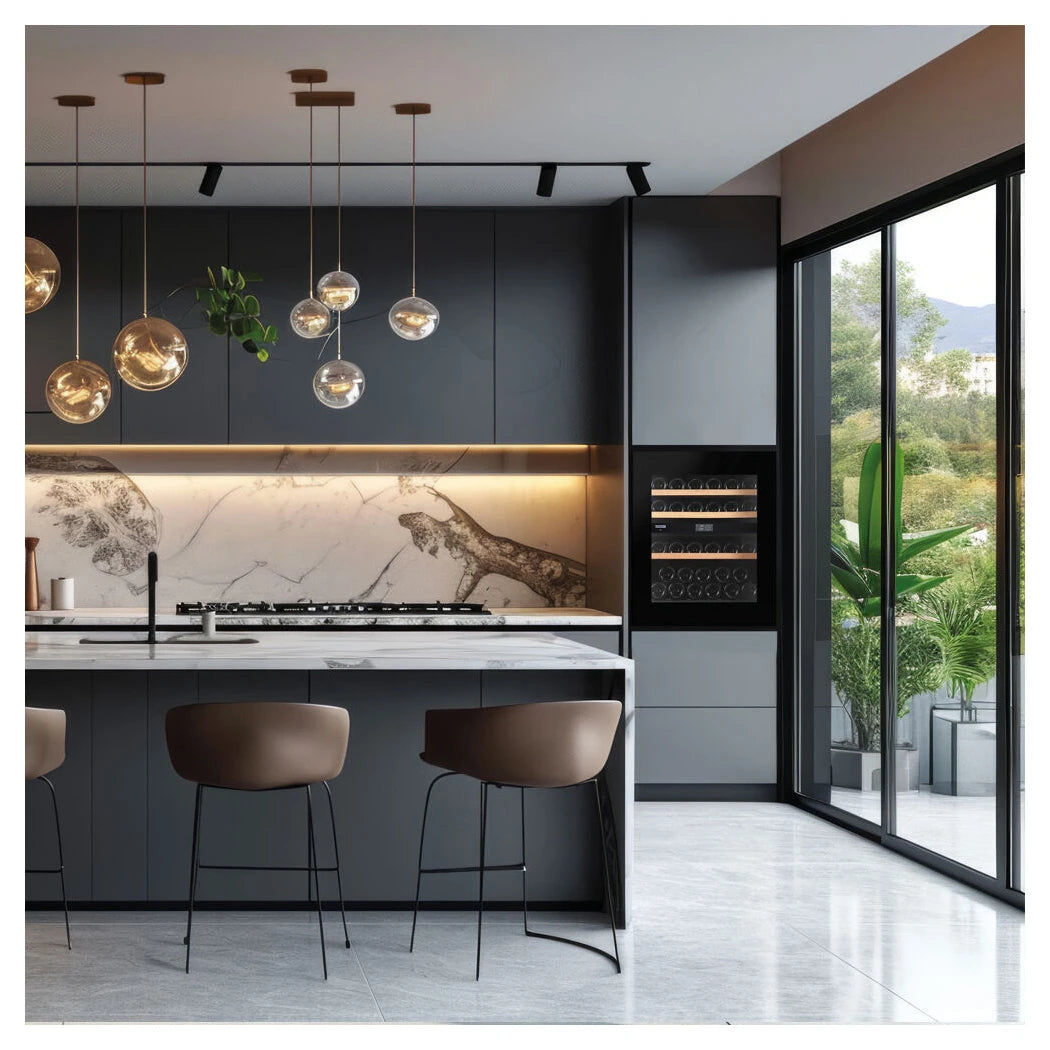 Dunavox Noble-32 Weinkühlschrank als Einbaugerät in moderner Küche mit Marmorarbeitsplatte und Pendelleuchten