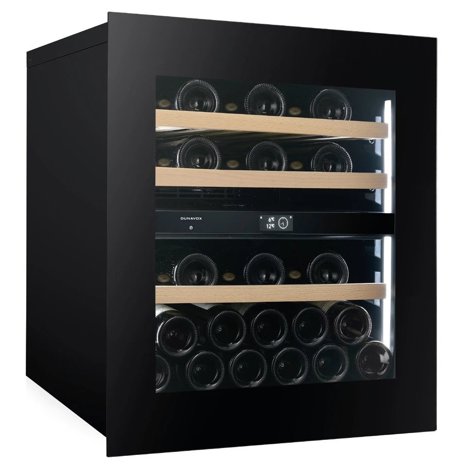 Dunavox Noble-32 Black Weinkühlschrank, Schrägansicht mit geöffneter Glastür, Holzregalen und schwarzem Gehäuse