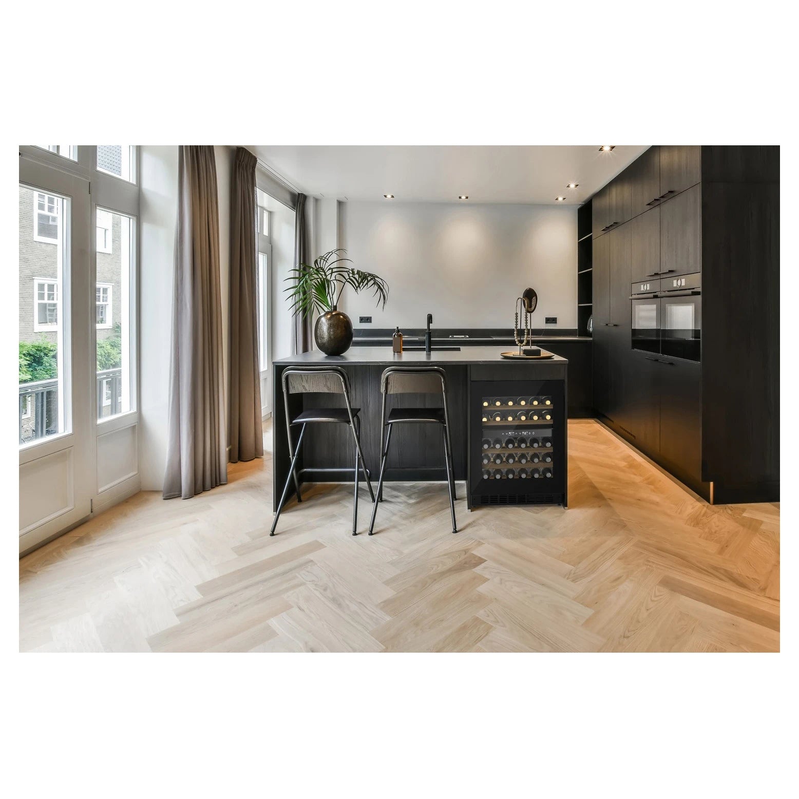 Unterbau-Weinkühlschrank CASO Design WineDeluxe WDU 36 in einer Küche eingebaut