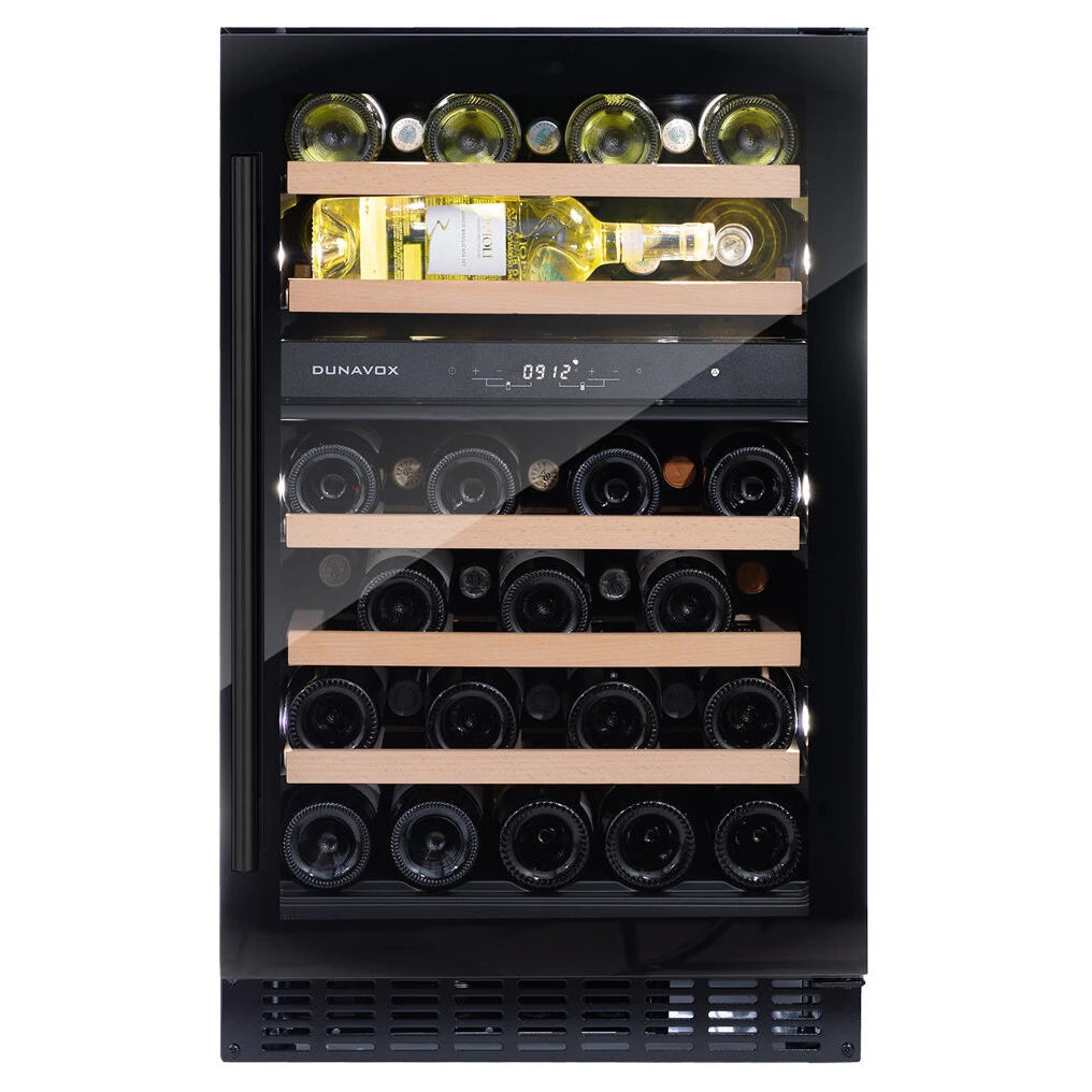 Dunavox Flow-38 Black Weinkühlschrank mit geöffneter Tür, befüllten Holzregalen und schwarzem Gehäuse