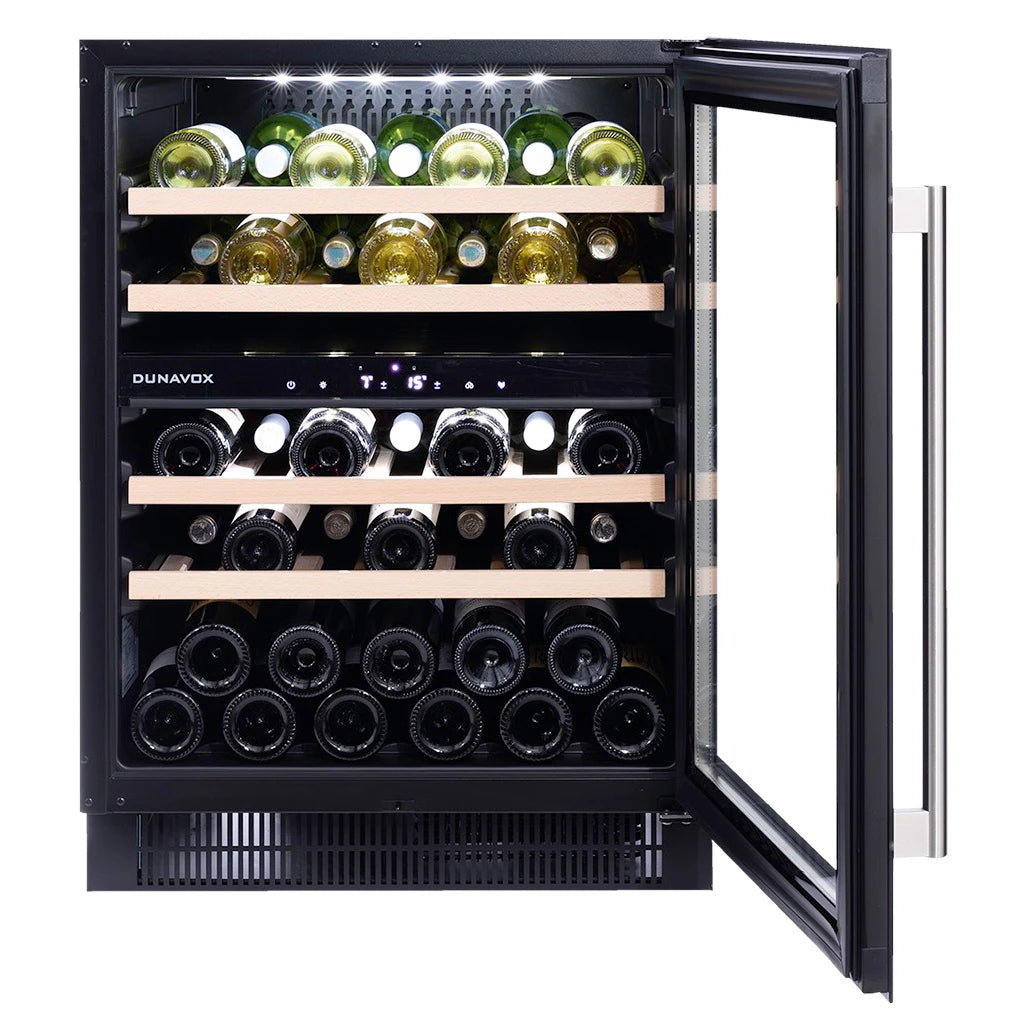 Dunavox Flow-39 Black Weinkühlschrank mit weit geöffneter Tür, LED-Beleuchtung und befüllten Holzregalen