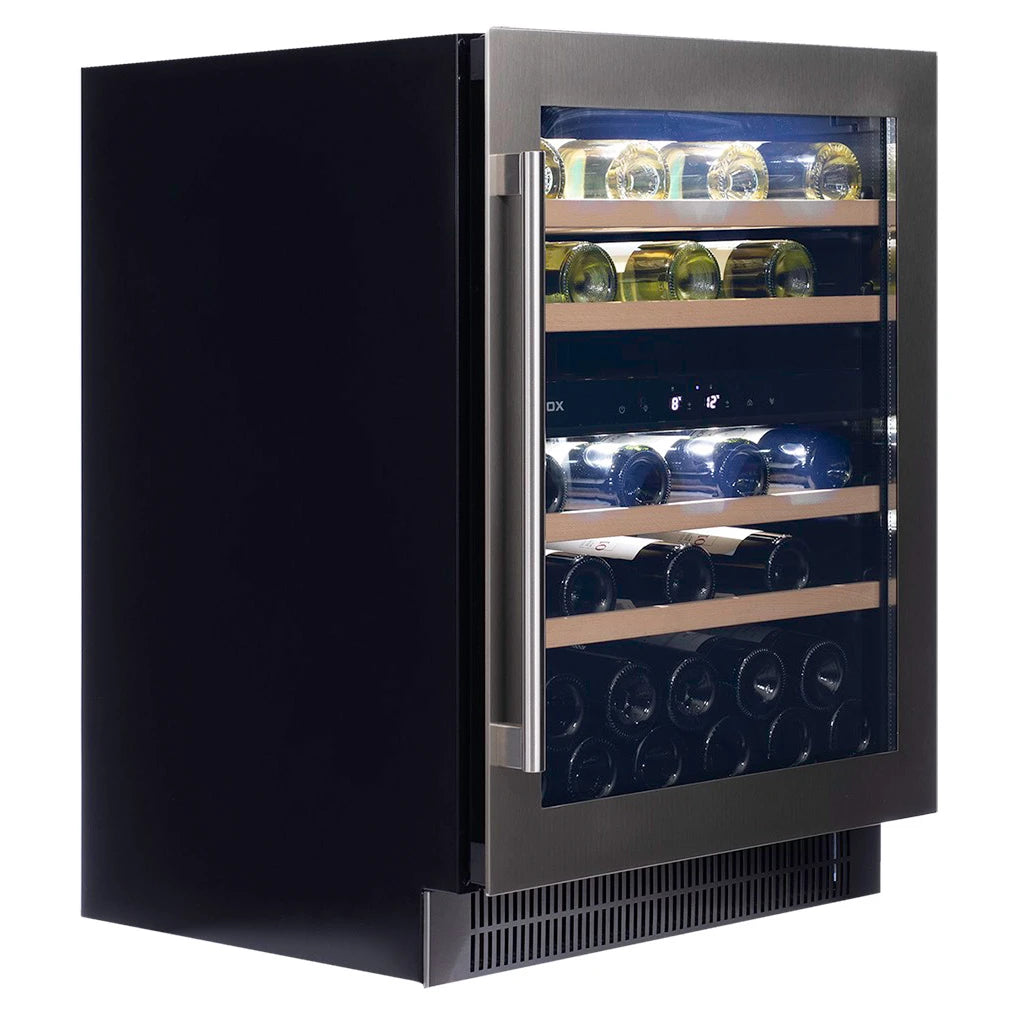 Dunavox Flow-39 Weinkühlschrank in Schrägansicht mit geöffneter Tür, LED-Beleuchtung, Holzregalen und Zwei-Zonen-Temperierung