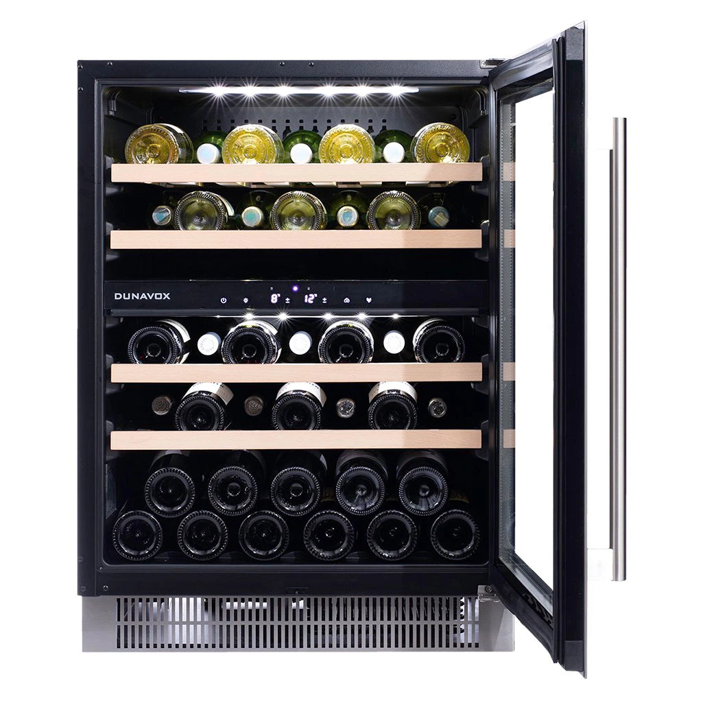 Dunavox Flow-39 Zwei-Zonen-Weinkühlschrank mit geöffneter Tür, Holzregalen, weißer und roter Weinflaschen-Bestückung
