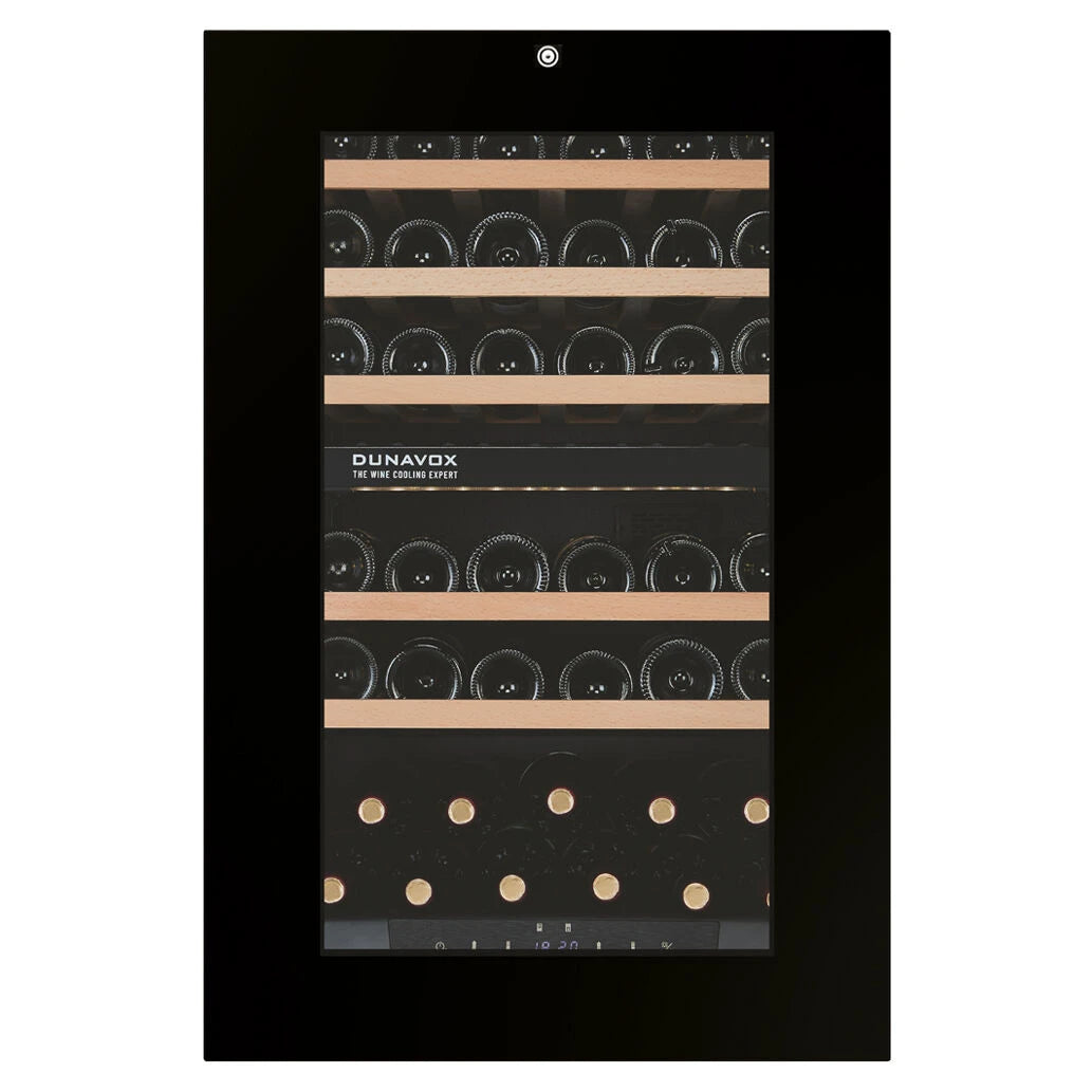 Dunavox Balance-42 Einbau-Weinkühlschrank, Innenansicht mit beladenen Holzregalen in Doppelzone, schwarzes Gehäuse