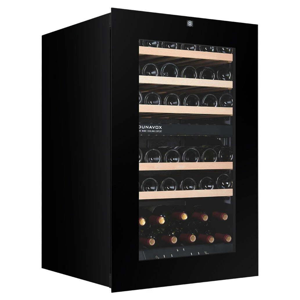 Dunavox Balance-42 Weinkühlschrank, schwarzes Gehäuse Schrägansicht, beladene Holzregale durch Glastür sichtbar