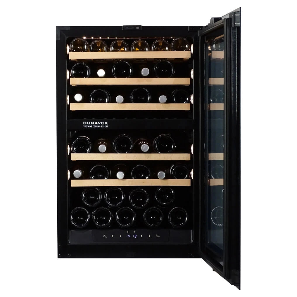Dunavox Balance-42 Weinkühlschrank mit geöffneter Glastür, vollbeladene Holzregale mit Rotweinen in beiden Temperaturzonen