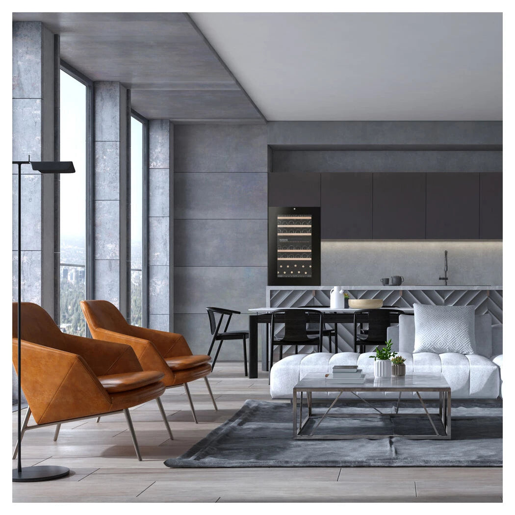 Dunavox Balance-42 Weinkühlschrank vollintegriert in moderner Küche eines Luxusapartments, schwarze Front nahtlos eingebaut