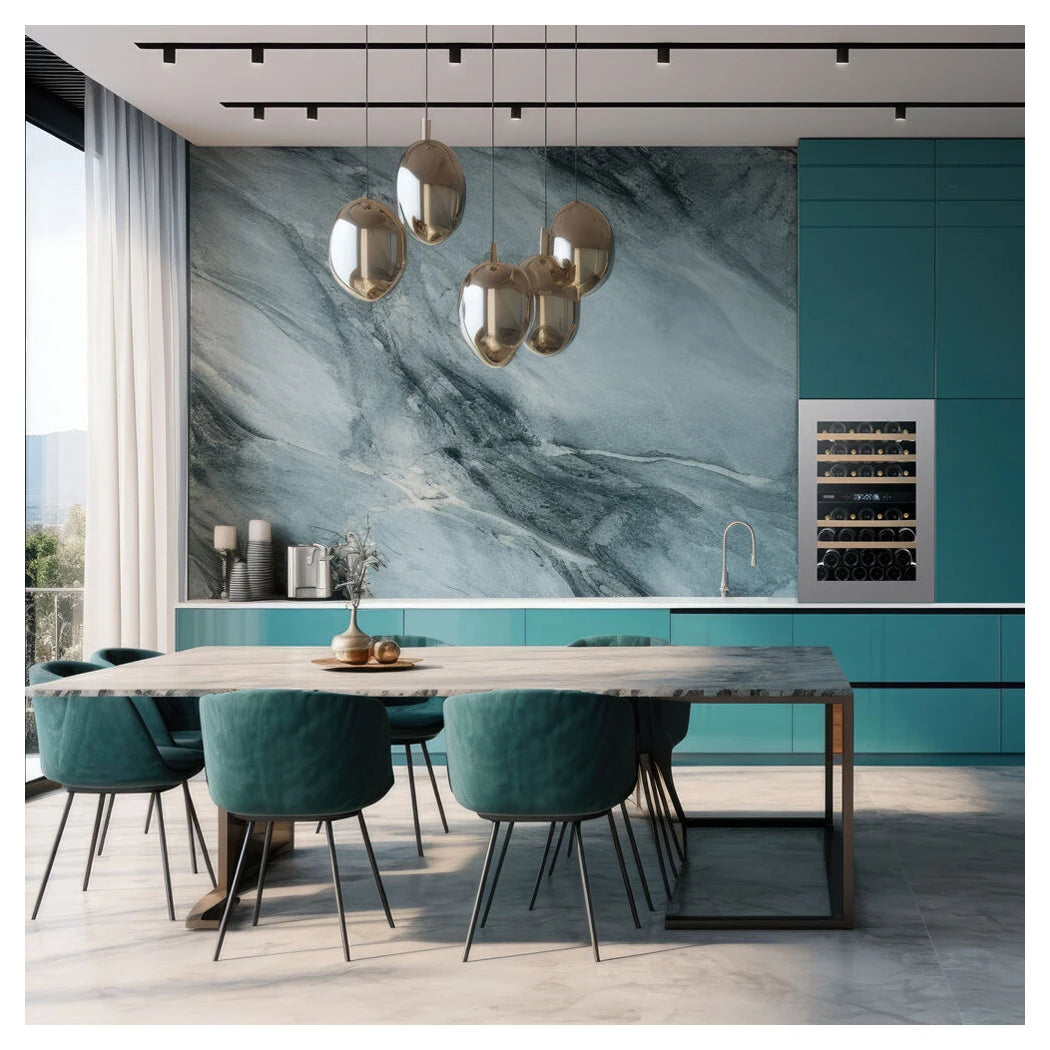 Dunavox Horizon-44 Unterbau-Weinkühlschrank in moderner Küche mit Marmor-Rückwand, türkisfarbenen Fronten und Pendelleuchten