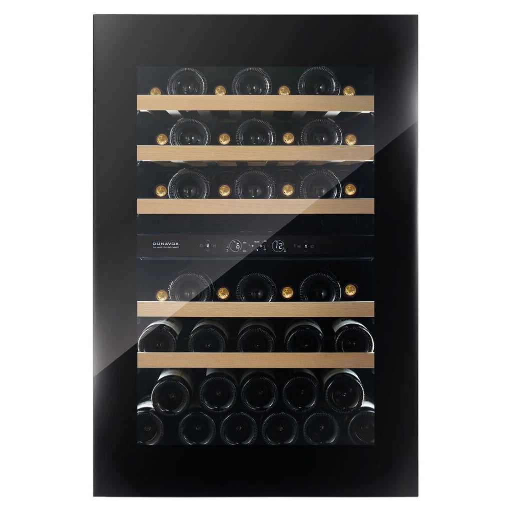 Dunavox Horizon-44 Black Weinkühlschrank, Innenansicht mit Holzregalen, liegenden Weinflaschen in zwei Zonen und Bedienfeld
