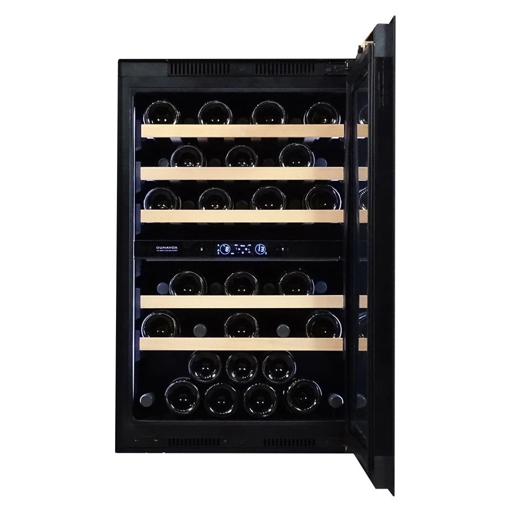 Dunavox Horizon-44 Black Weinkühlschrank, Frontansicht mit offener Tür, Holzregalen und digitalem Bedienfeld