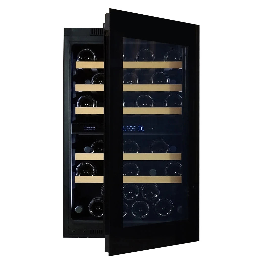 Dunavox Horizon-44 Black Weinkühlschrank mit weit geöffneter Glastür von der Seite, Holzregale mit Weinflaschen sichtbar