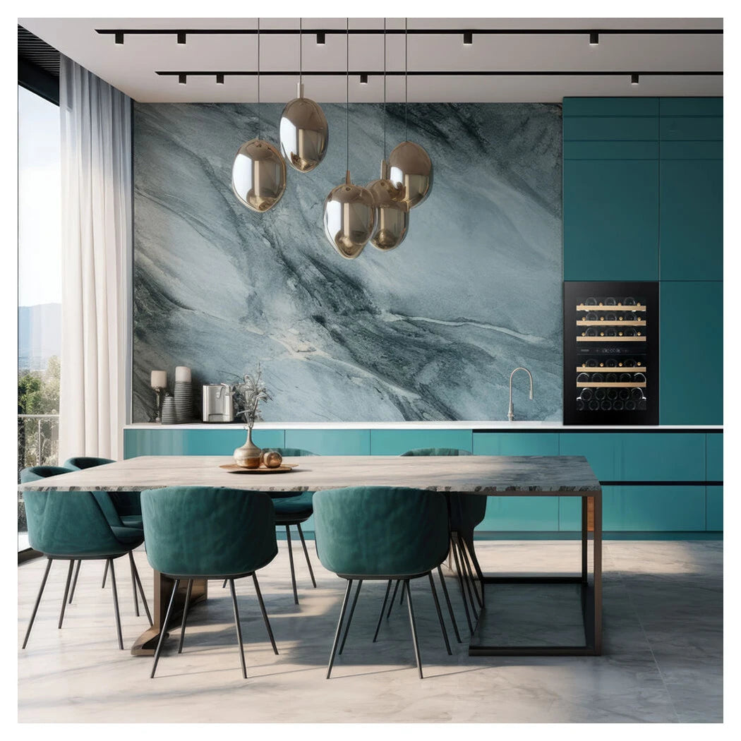 Dunavox Horizon-44 Black Weinkühlschrank eingebaut in Designküche mit türkisfarbenen Fronten und Marmorwand