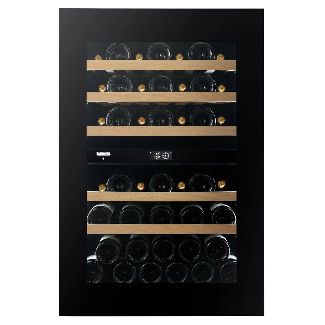 Dunavox Noble-44 Weinkühlschrank, Innenansicht mit Holzregalen, liegenden Weinflaschen in zwei Zonen und Bedienfeld
