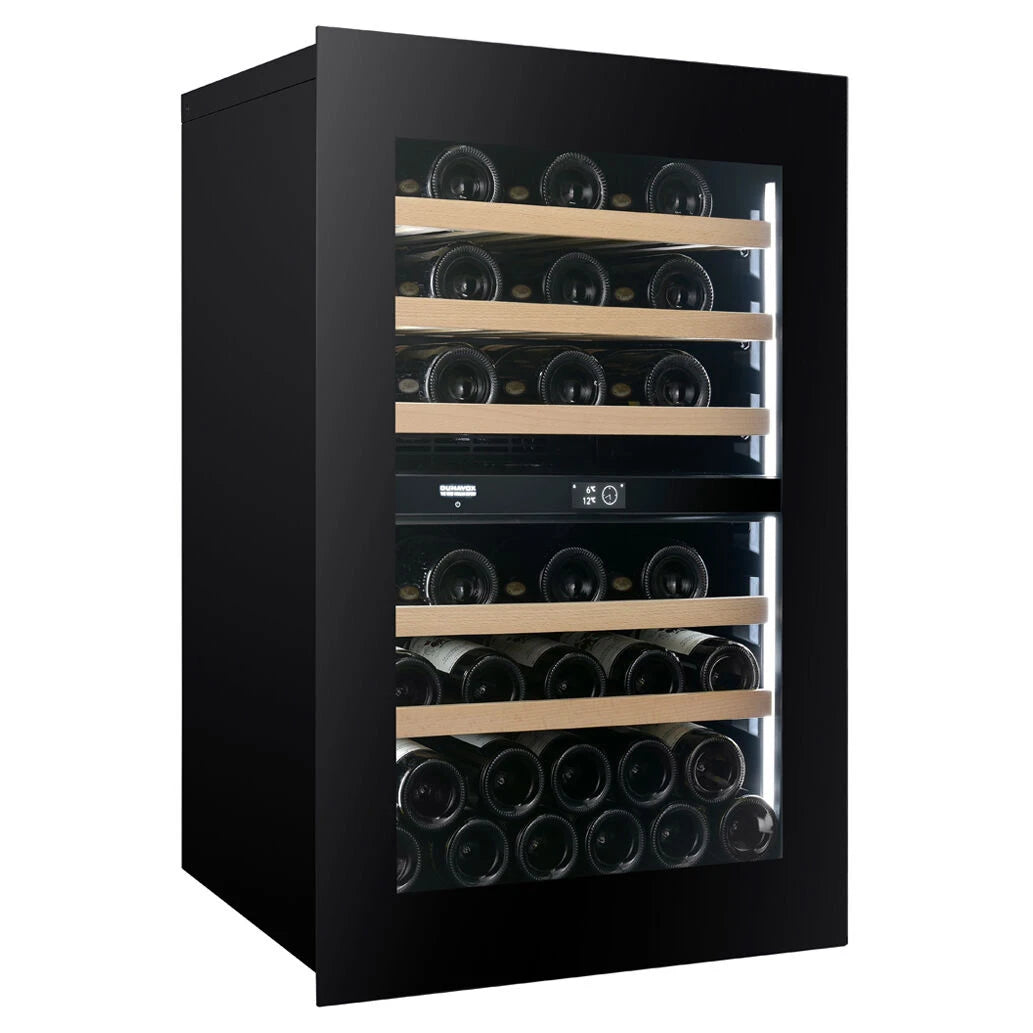 Dunavox Noble-44 Weinkühlschrank, Schrägansicht mit geöffneter Tür, schwarzem Gehäuse, Holzregalen und LED-Beleuchtung