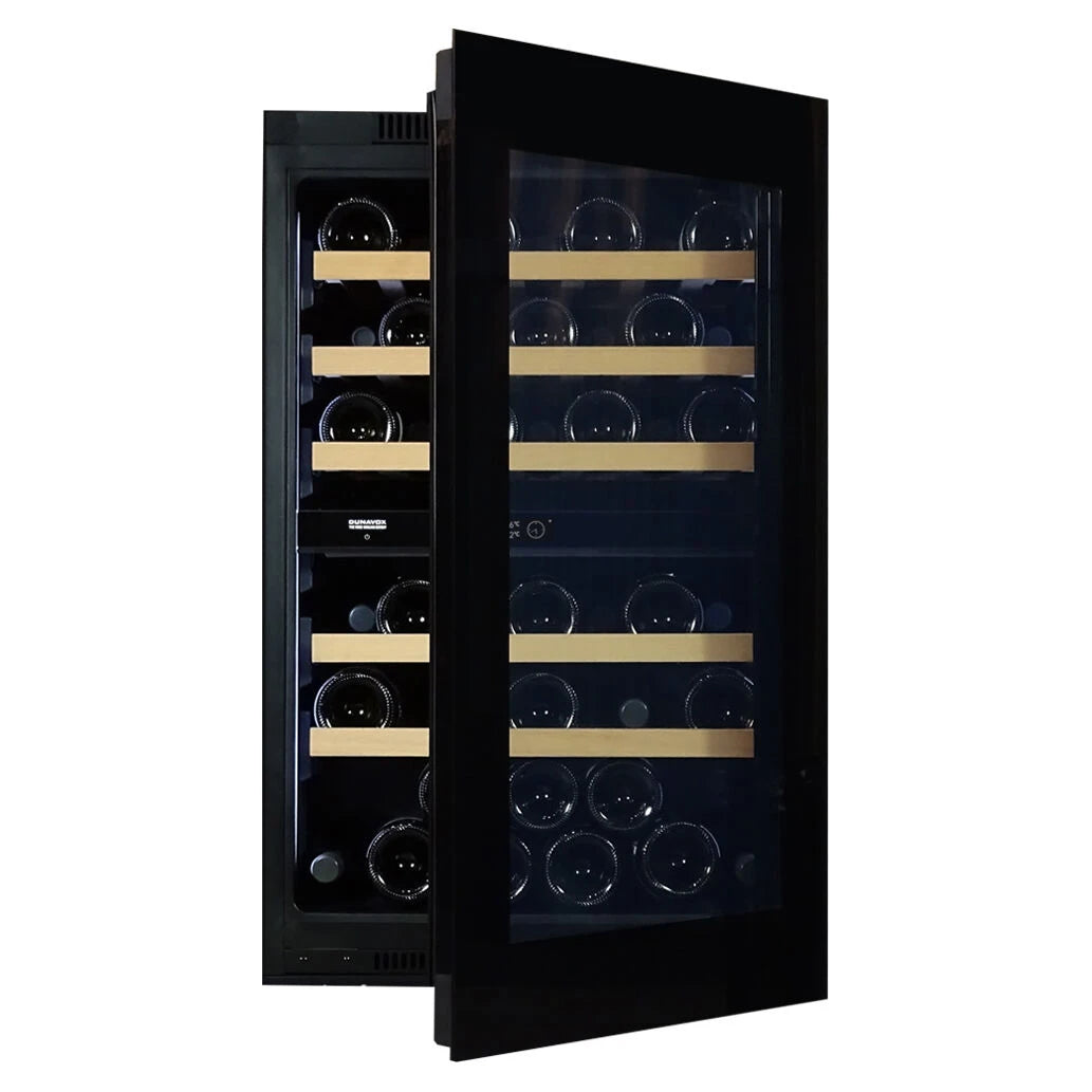 Dunavox Noble-44 Weinkühlschrank mit weit geöffneter Glastür, Innenansicht mit Holzregalen und liegenden Weinflaschen