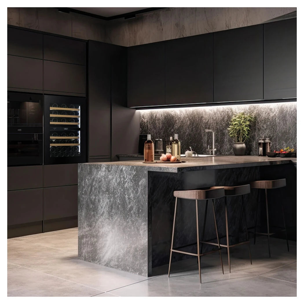 Dunavox Noble-44 Weinkühlschrank eingebaut in dunkler Designküche mit schwarzen Schränken, Steinfronten und Marmorinsel