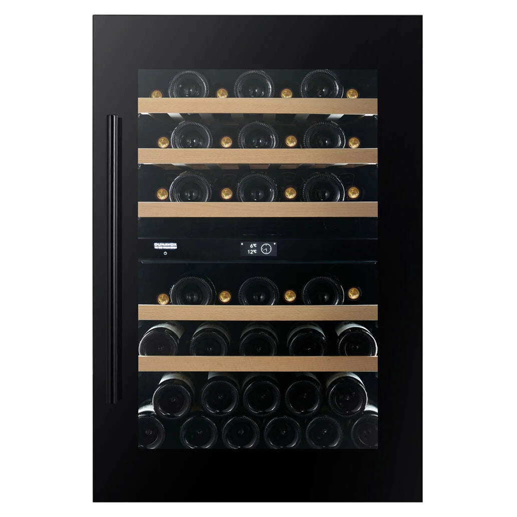 Dunavox Prime-44 Weinkühlschrank, Frontansicht geschlossen, schwarzes Gehäuse mit zwei Zonen, Holzregalen und Weinflaschen