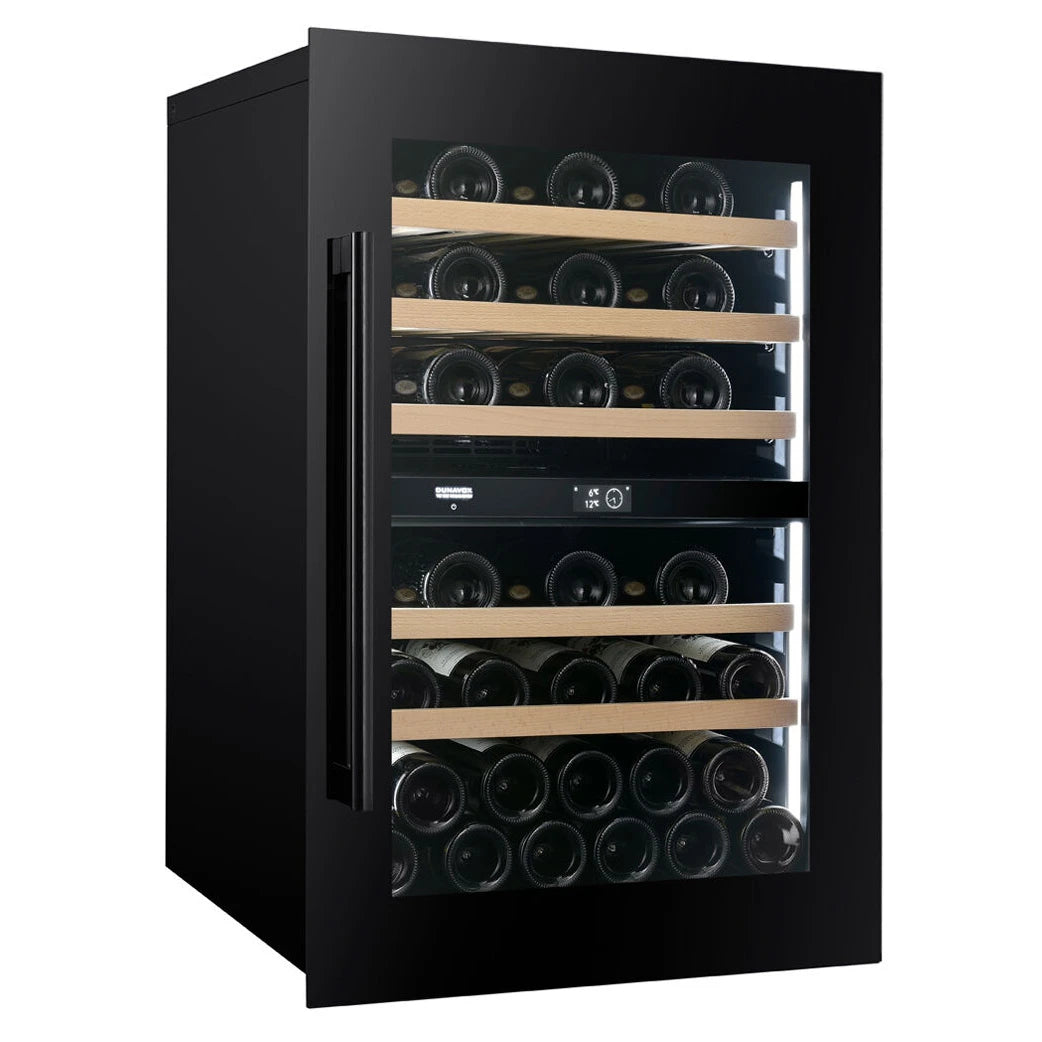 Dunavox Prime-44 Weinkühlschrank, Schrägansicht mit schwarzem Gehäuse, Holzregalen und zwei Temperaturzonen