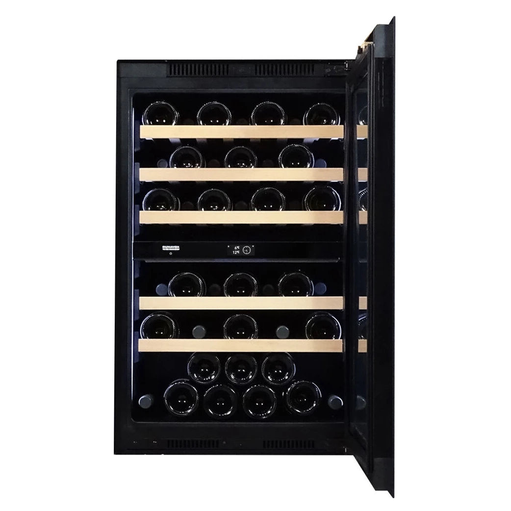 Dunavox Prime-44 Weinkühlschrank mit offener Tür, Blick auf Holzregale mit liegenden Weinflaschen und Digitalanzeige