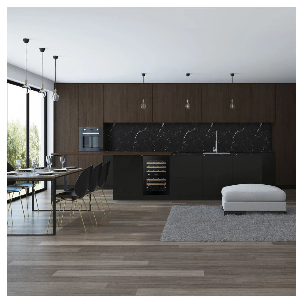 Dunavox Prime-44 Unterbau-Weinkühlschrank eingebaut in dunkler Designküche mit Holzelementen, schwarzem Marmor und Esstisch