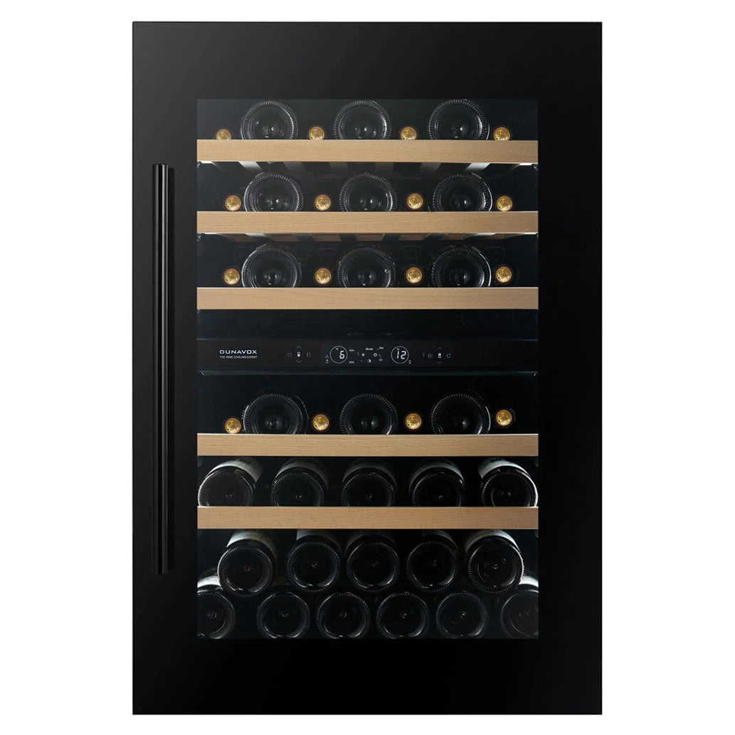 Dunavox Spirit-44 Black Weinkühlschrank, Frontansicht geschlossen, Holzregale mit Weinflaschen und zwei Temperaturzonen