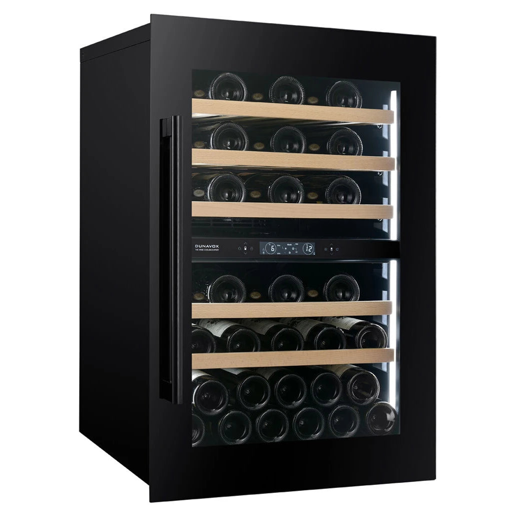 Dunavox Spirit-44 Black Weinkühlschrank, Schrägansicht mit Glastür, Holzregalen und Digitalanzeige zwischen zwei Kühlzonen