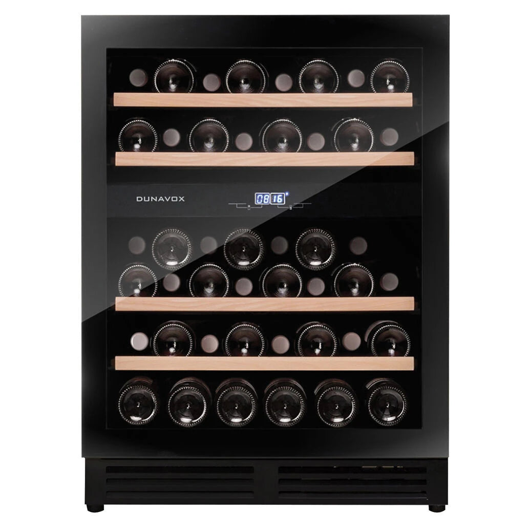 Dunavox Flow-45 Black Weinkühlschrank mit Glastür, zwei Temperaturzonen und Holzregalen, befüllt mit Weinflaschen