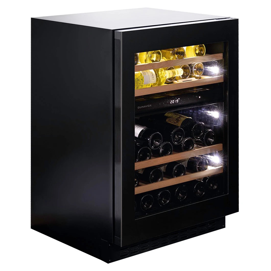 Dunavox Flow-45 Black Weinkühlschrank im Schrägblick mit LED-beleuchtetem Innenraum und befüllten Holzregalen