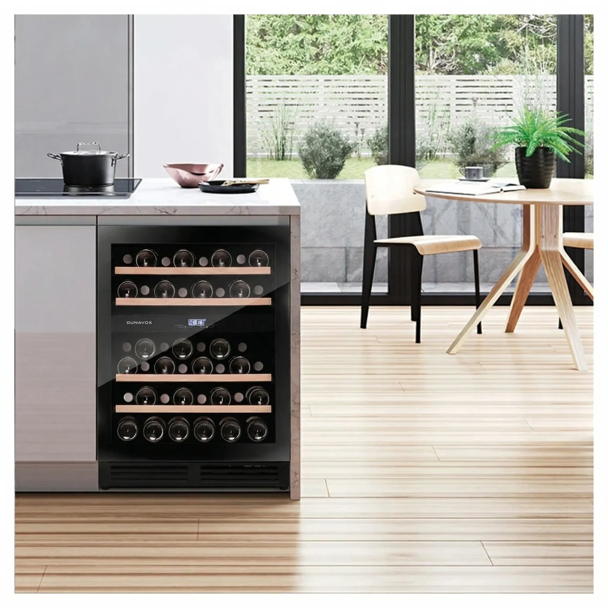 Dunavox Flow-45 Black Unterbau-Weinkühlschrank in moderner Küche mit Holzboden und Gartenfenster