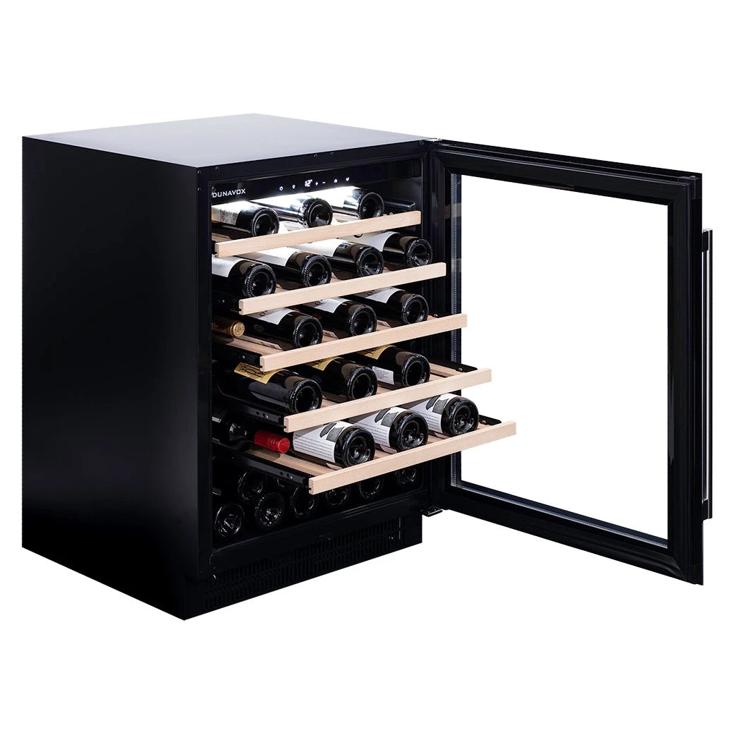 Dunavox Flow-46 Black Weinkühlschrank mit geöffneter Tür und ausgezogenen Holzregalen voller Weinflaschen