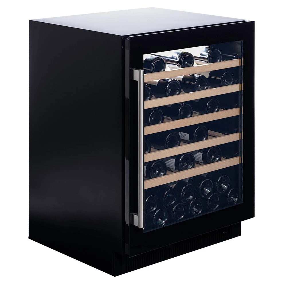 Dunavox Flow-46 Black Weinkühlschrank mit geöffneter Glastür, Schrägansicht mit Holzregalen und liegenden Weinflaschen