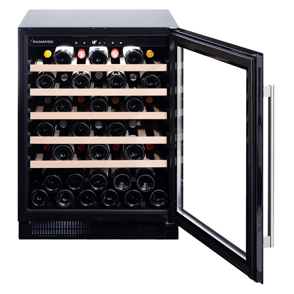 Dunavox Flow-46 Black Weinkühlschrank mit geöffneter Tür von vorne, Holzregale mit Weinflaschen und Bedienfeld