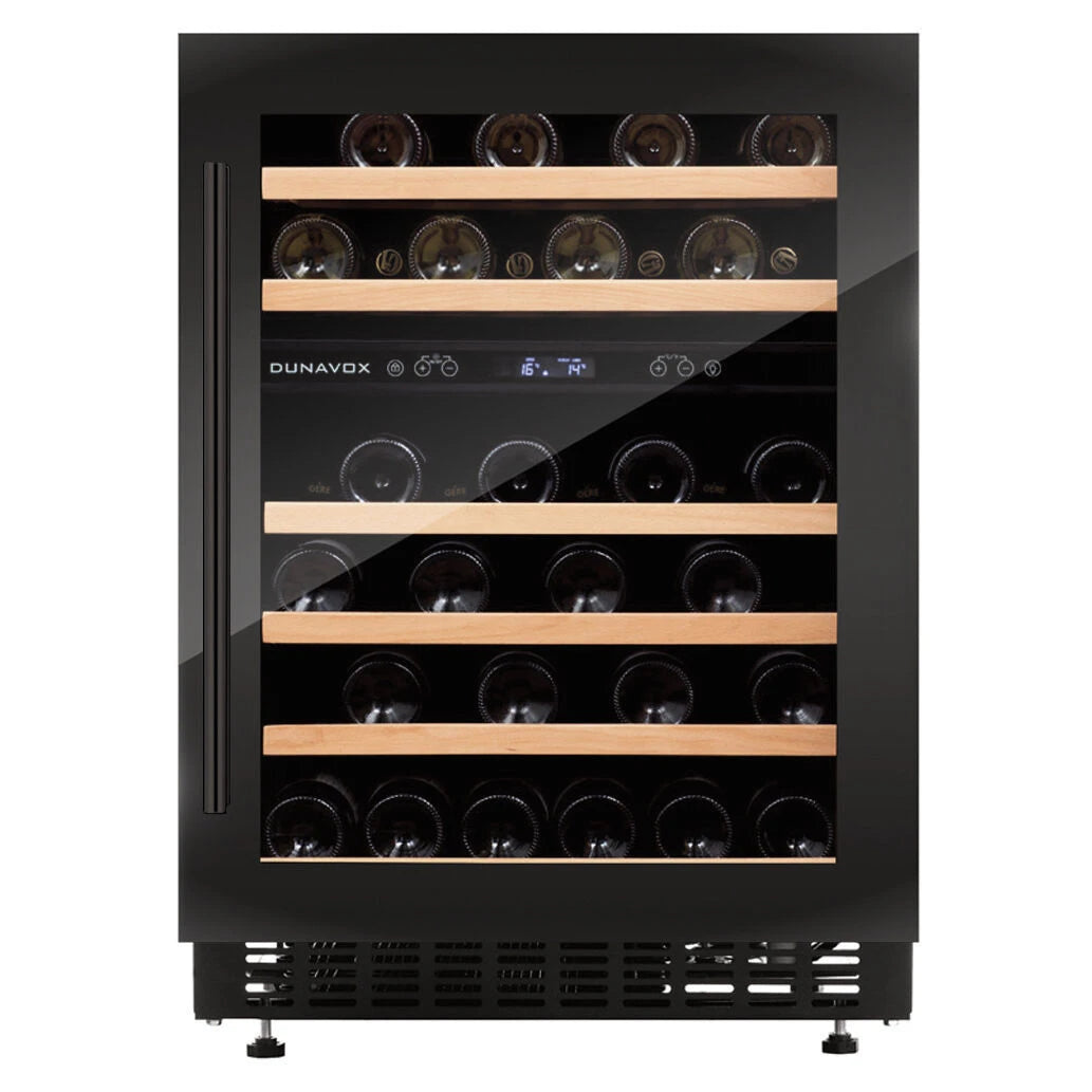 Dunavox Flow-46D Black Weinkühlschrank, Innenansicht mit Holzregalen, liegenden Weinflaschen und digitalem Bedienfeld