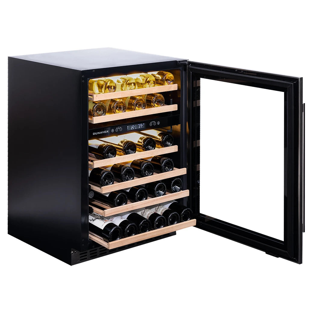 Dunavox Flow-46D Weinkühlschrank mit geöffneter Tür, Holzregalen, warmem LED-Licht und zwei sichtbaren Temperaturzonen