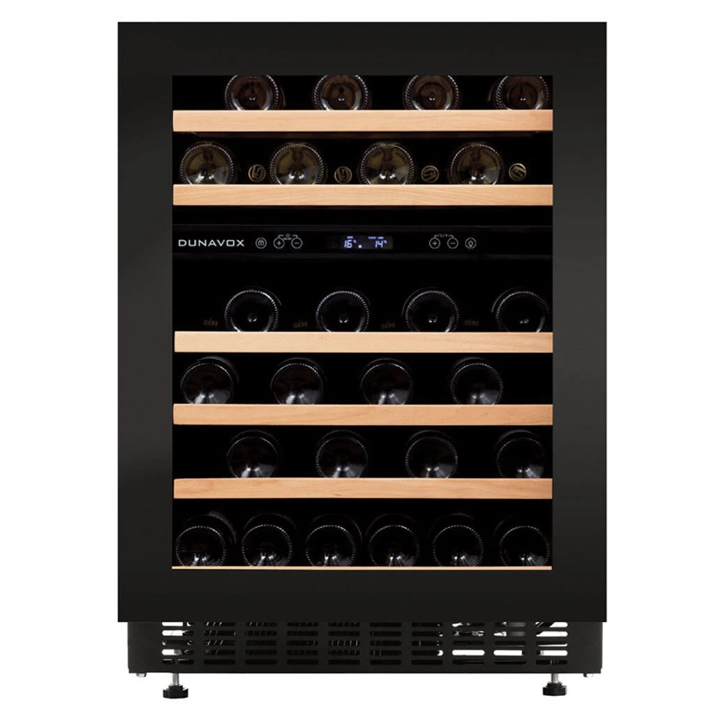 Dunavox Flow-46H Weinkühlschrank, Holzregale mit Weinflaschen in zwei Zonen und digitalem Bedienfeld sichtbar
